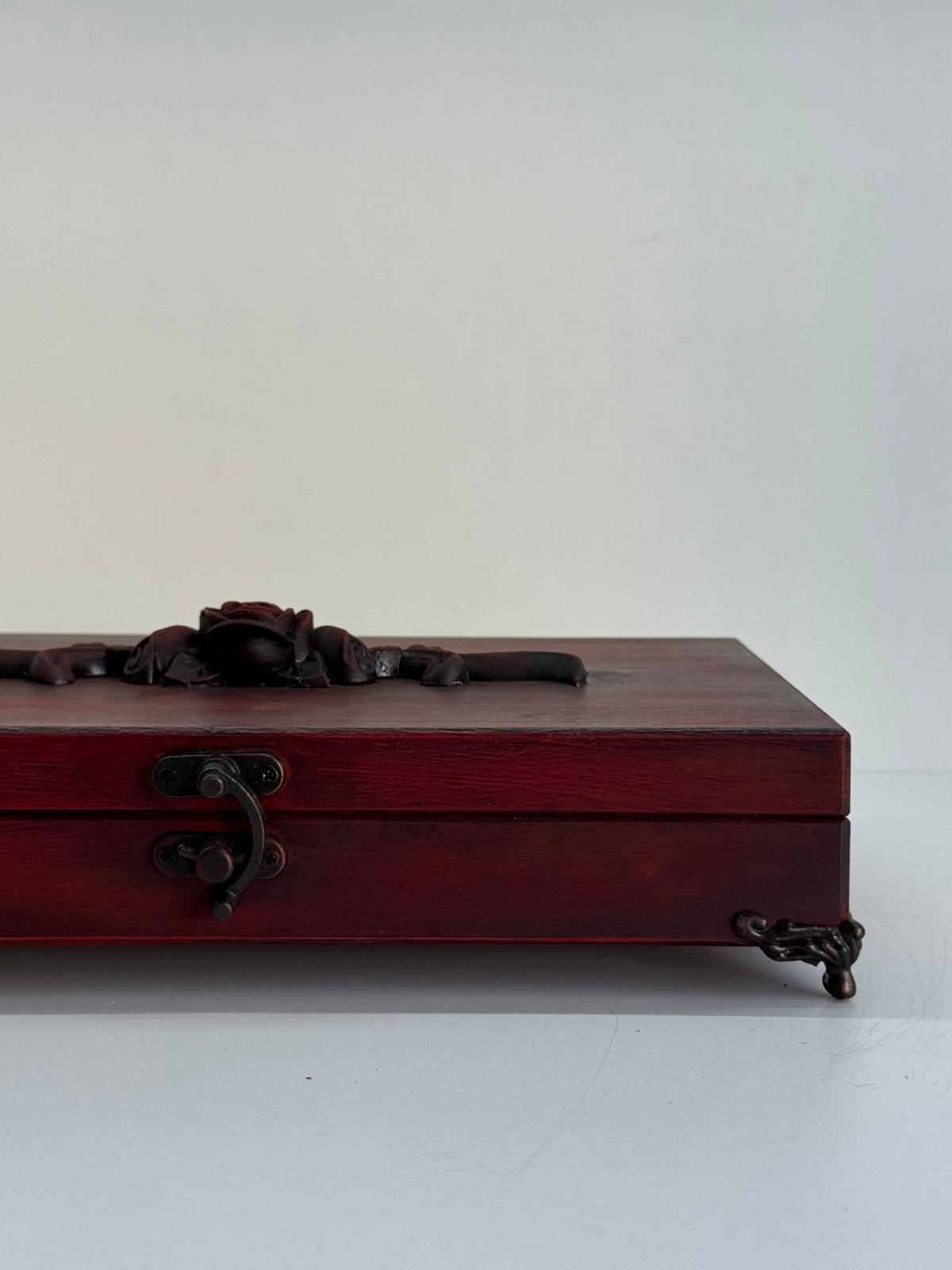 Gül Motifli Kabartmalı Takı Kutusu