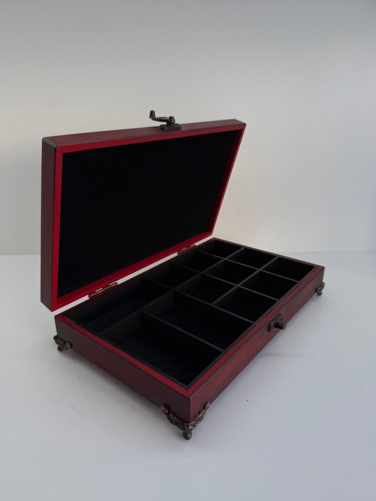 Gül Motifli Kabartmalı Takı Kutusu