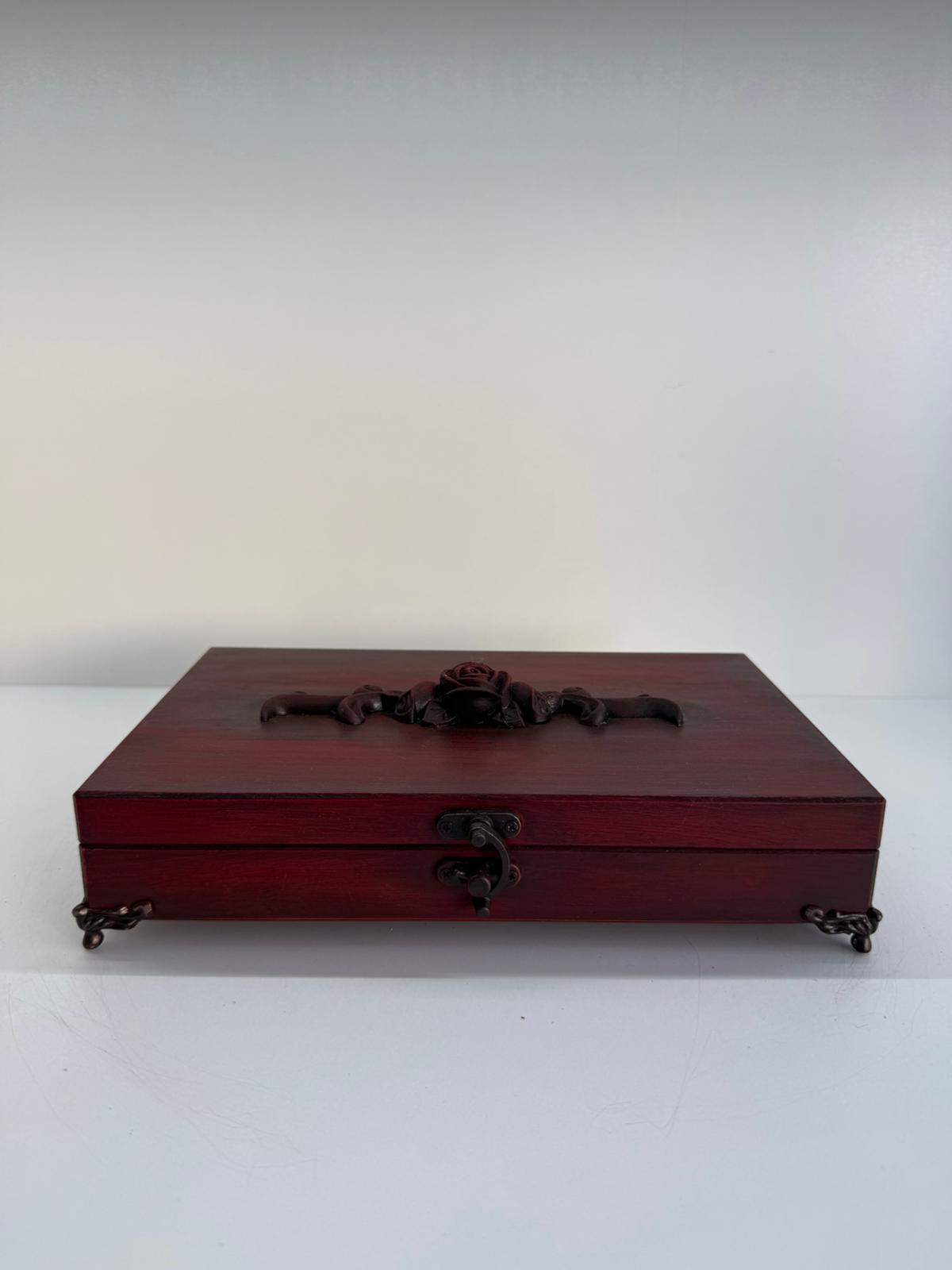 Gül Motifli Kabartmalı Takı Kutusu