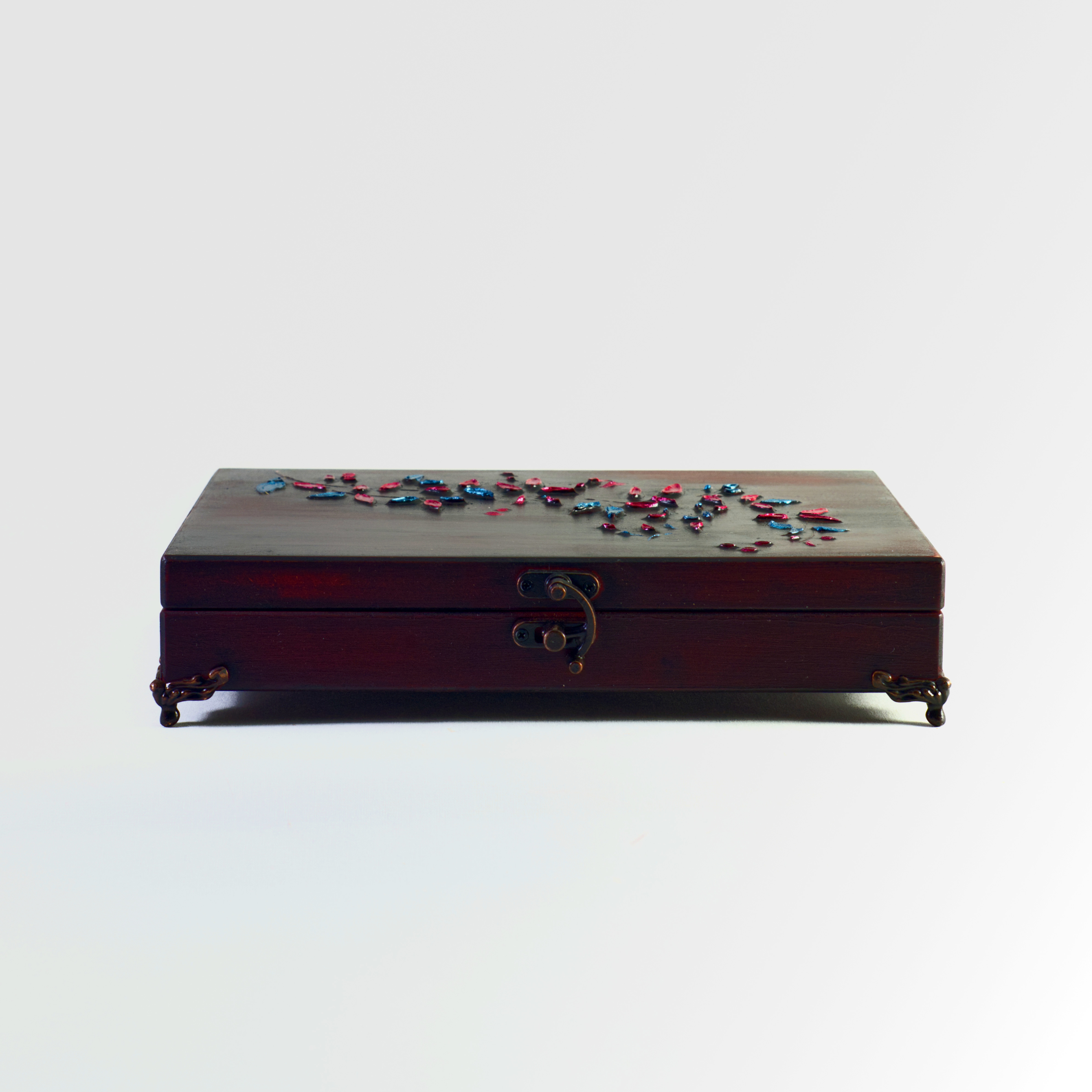 Yaprak Desen Kabartmalı Takı Kutusu Yaprak Desen Kabartmalı Takı Kutusu
