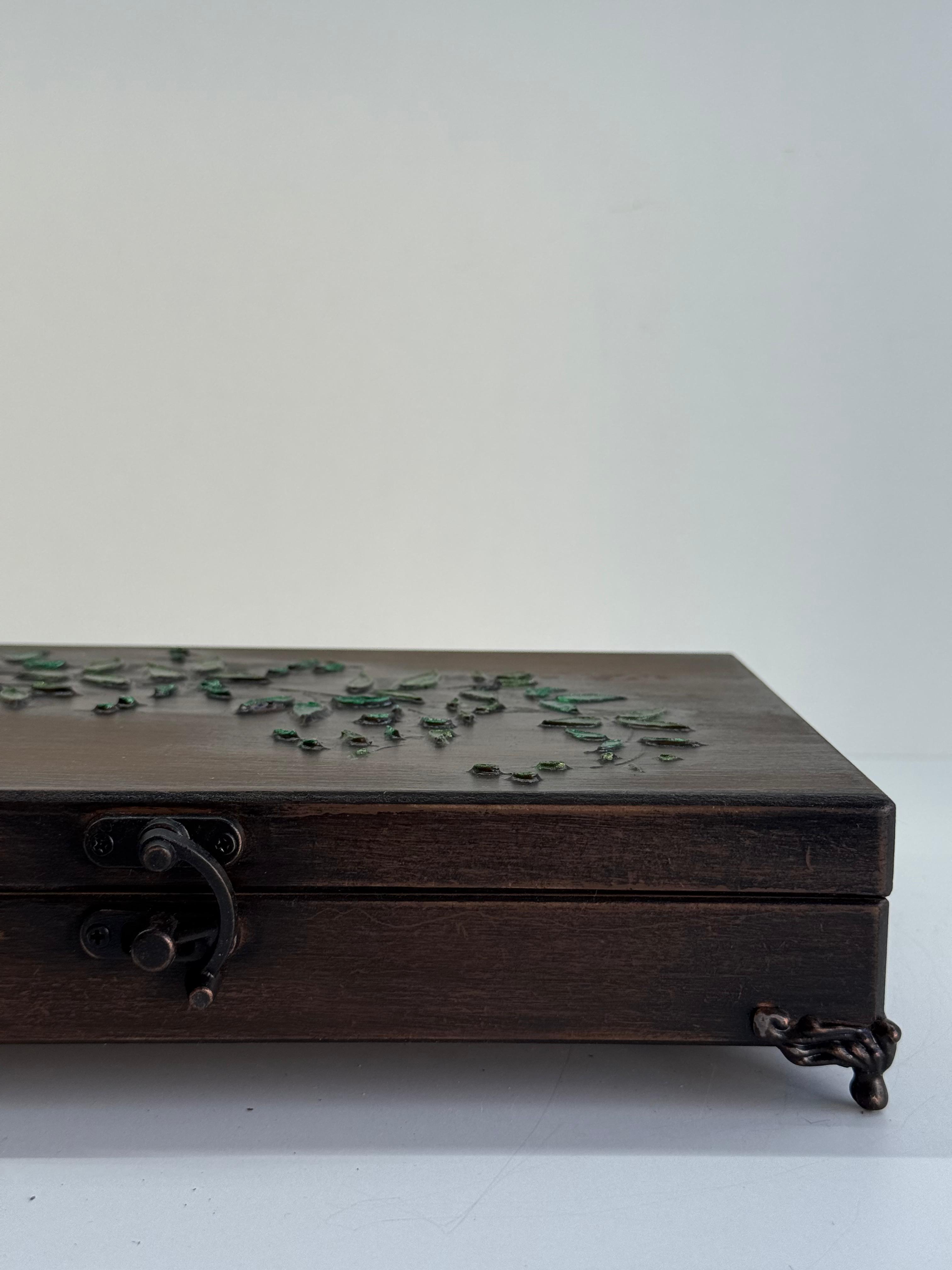 Yaprak Desen Kabartmalı Takı Kutusu