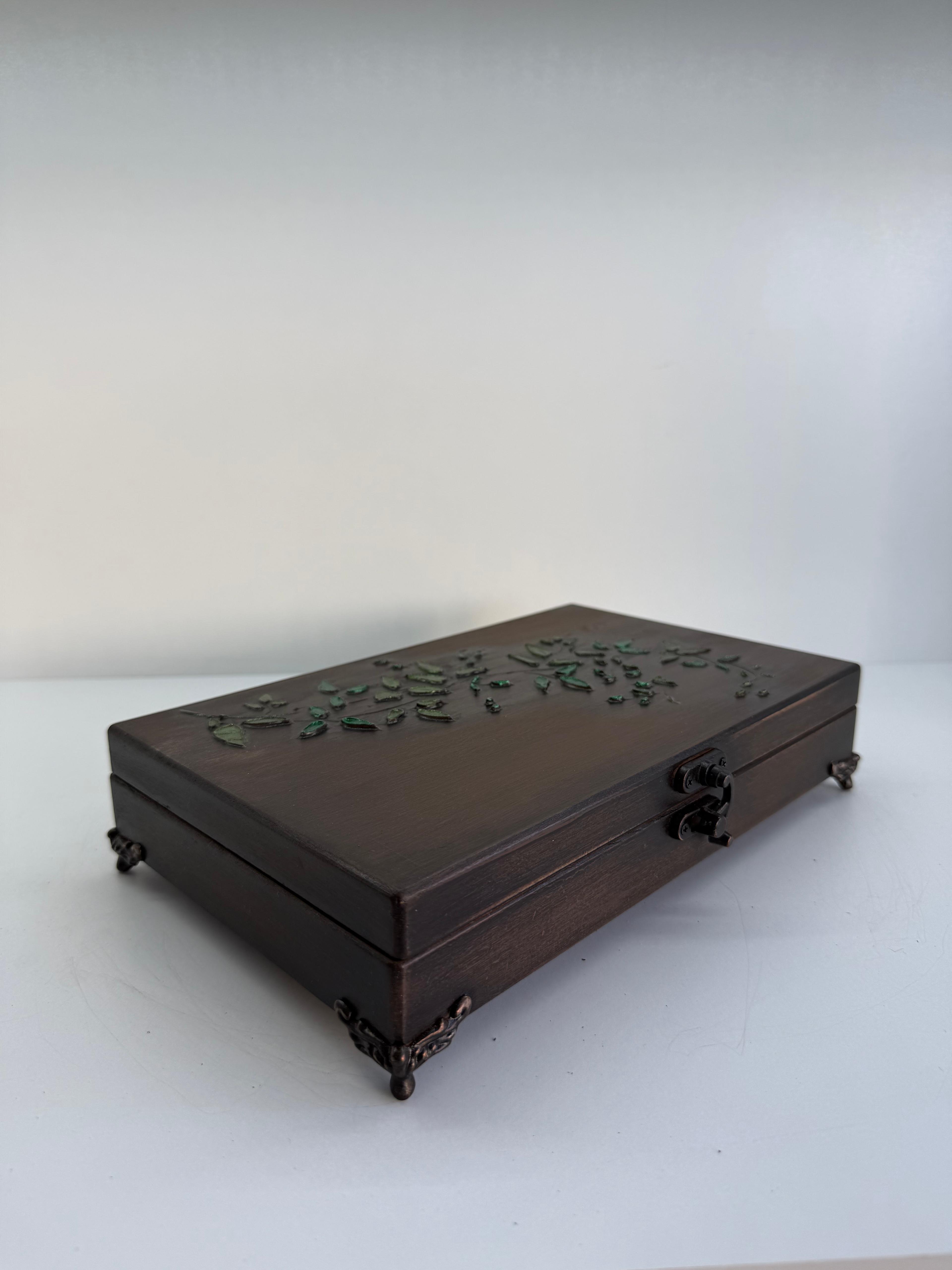 Yaprak Desen Kabartmalı Takı Kutusu