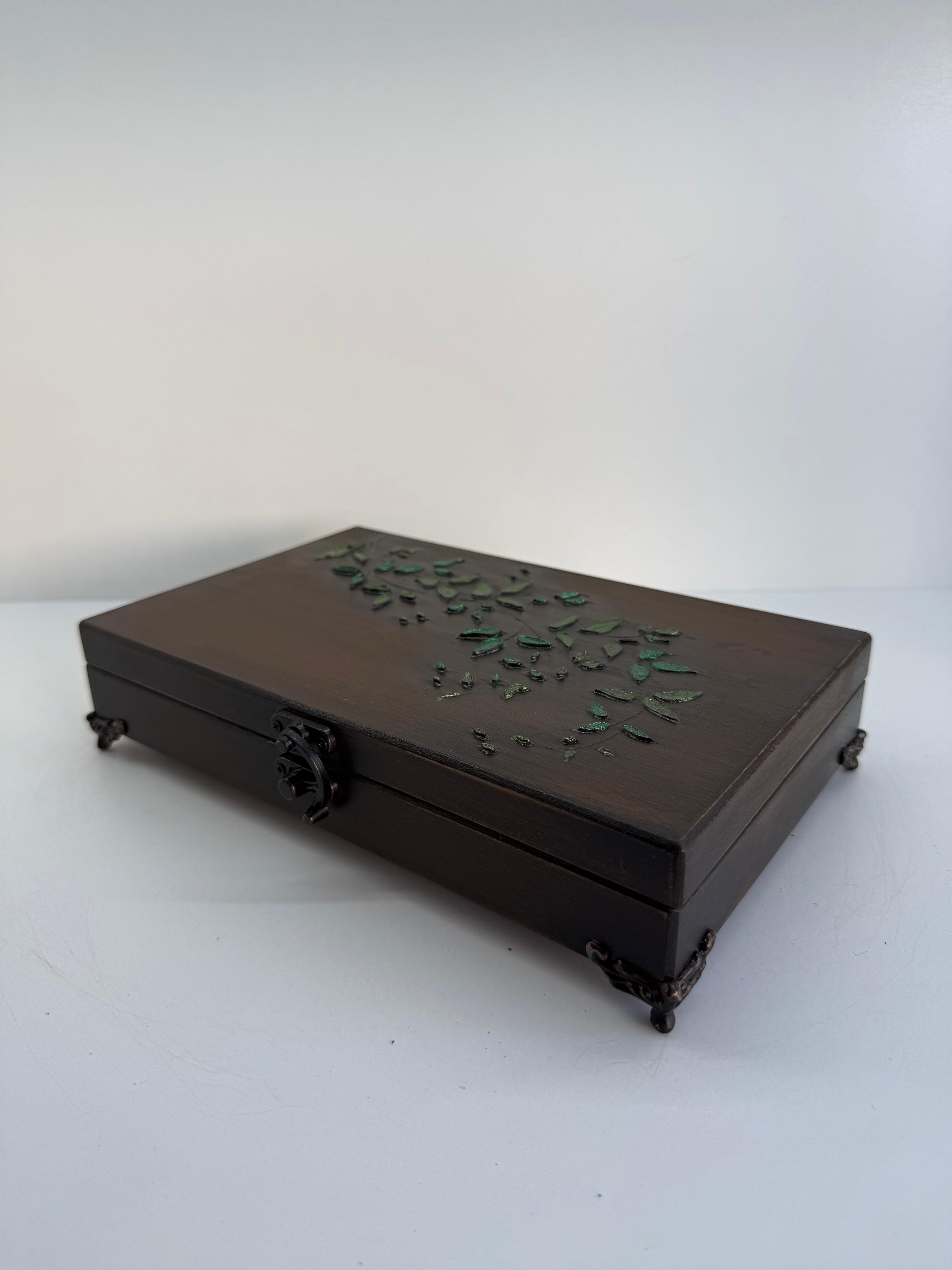 Yaprak Desen Kabartmalı Takı Kutusu